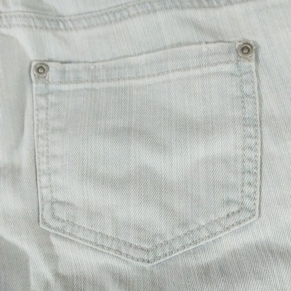 Forever 21 Light Wash Straight Leg Distressed Jeans - size 25 - 31" inseam - Picture 6 of 6